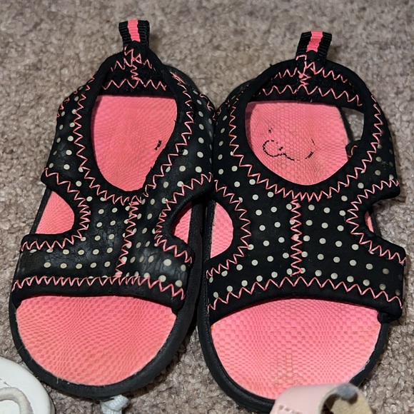 Lot of size 4T sandals - Picture 4 of 6